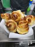 Pancitos con crema en forma de torres
