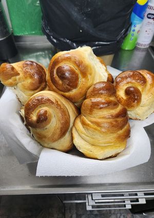 Una foto de Pancitos con crema en forma de torres