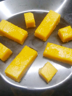 நெய் மைசூர் பா (Nei mysore pak recipe in tamil) செய்முறை முக்கிய புகைப்படம்