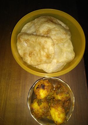 A picture of Luchi aaloor Dom (Puri and dum aaloo).