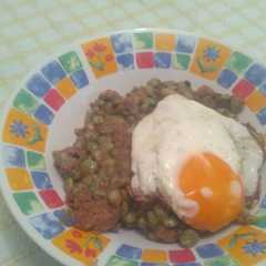 Una foto de Habas picantes con huevos rotos