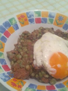 Una foto de Habas picantes con huevos rotos