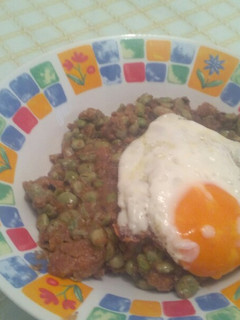 Una foto de Habas picantes con huevos rotos