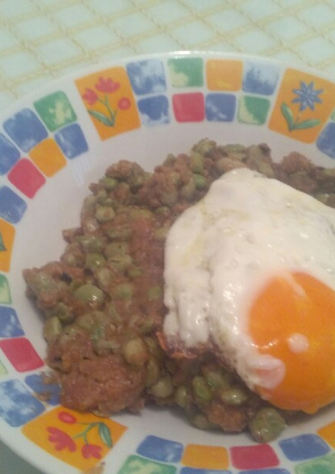 Una foto de Habas picantes con huevos rotos