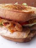 Sándwich🍞🌶 de pollo🍗 asado y salsa de ajo🌰