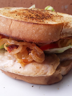 Una foto de Sándwich🍞🌶 de pollo🍗 asado y salsa de ajo🌰