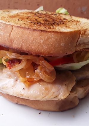 Una foto de Sándwich🍞🌶 de pollo🍗 asado y salsa de ajo🌰