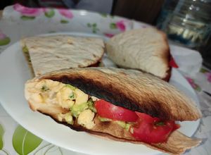 O poză a rețetei Lipie cu avocado și omletă.