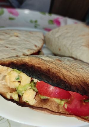 O poză a rețetei Lipie cu avocado și omletă.
