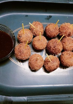पोटॅटो लॉलीपॉप (potato lollipop recipe in marathi) रेसिपी चे मुख्य फोटो