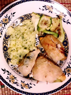Una foto de Rollos de pollo con verduras y puré