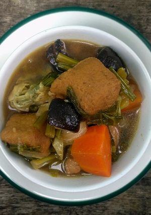 A picture of Stewed Mixed Vegetable with Textured Soy Meat and Tofu Soup.