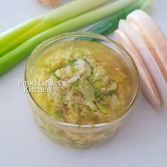 A picture of Spring Onion and Ginger Oil.