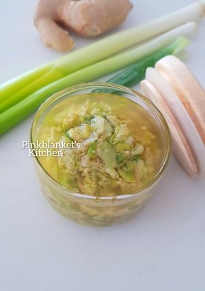A picture of Spring Onion and Ginger Oil.