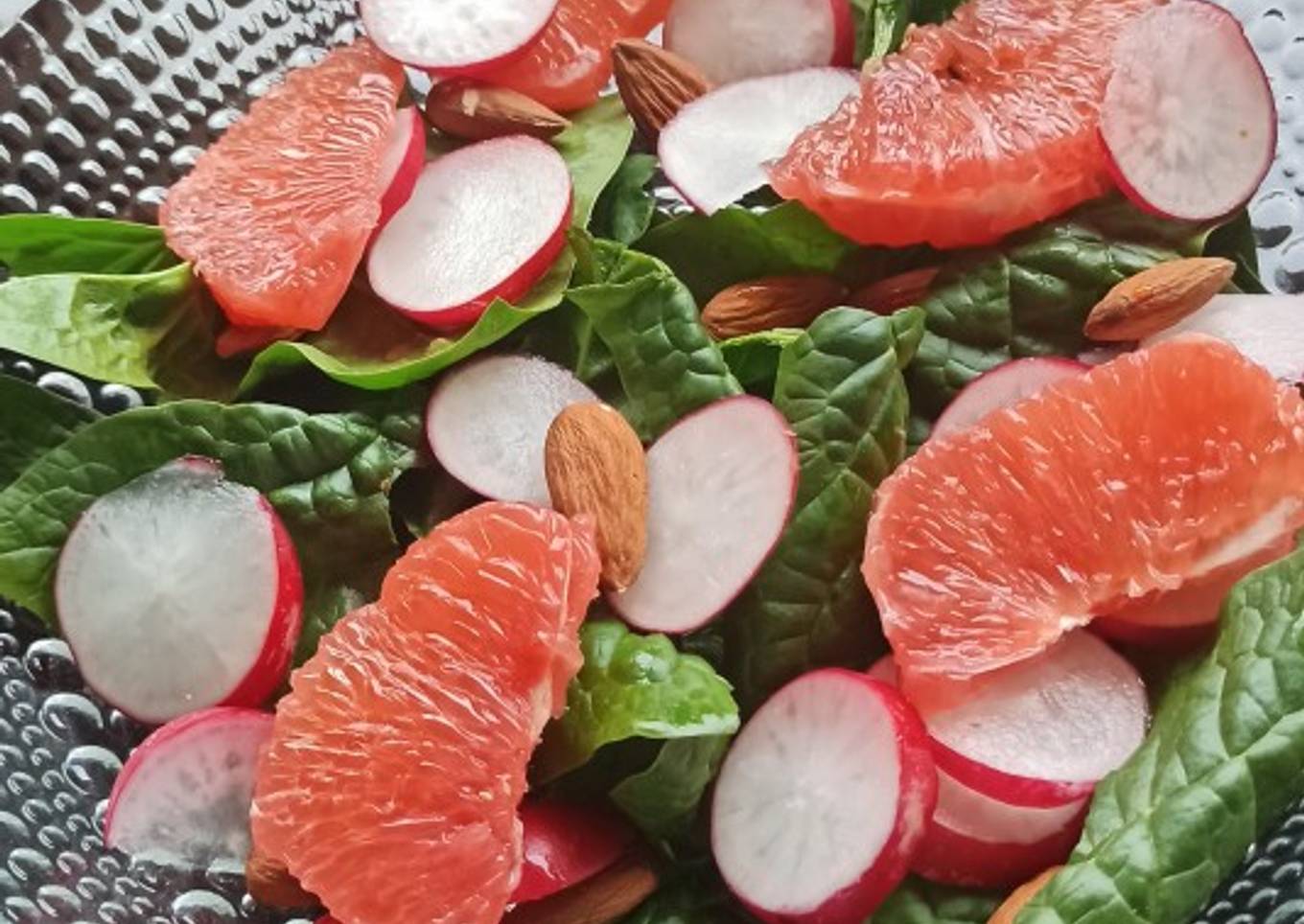 Salade d'épinards au pamplemousse et au radis
