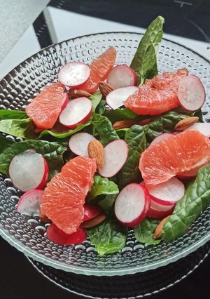 Une photo de Salade d'épinards au pamplemousse et au radis