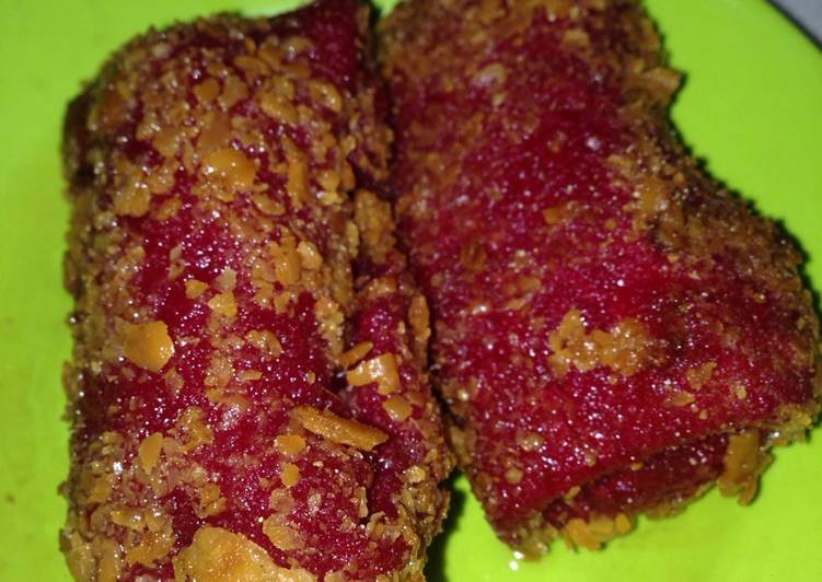 Risoles red velvet isi pisang selai strawberry 😋