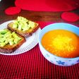 Crema de tomate y tostadas con aguacate