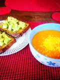 Crema de tomate y tostadas con aguacate