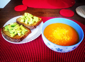 Una foto de Crema de tomate y tostadas con aguacate
