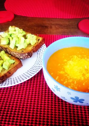 Una foto de Crema de tomate y tostadas con aguacate