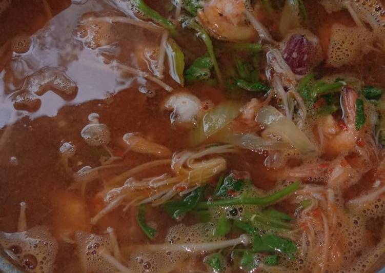 Tom yum seafood