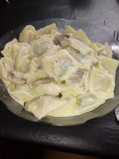 Una foto de Ravioles con salsa de crema y champiñones