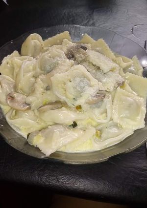 Una foto de Ravioles con salsa de crema y champiñones