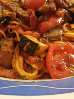 Una foto de Spaguetti con Calabacines y Cherry a la Mantequilla con Panceta en Salsa de Hierbas Provenzales
