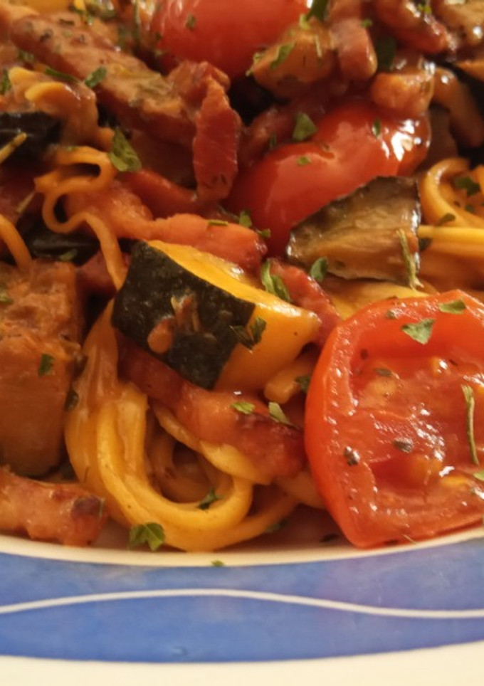 Una foto de Spaguetti con Calabacines y Cherry a la Mantequilla con Panceta en Salsa de Hierbas Provenzales