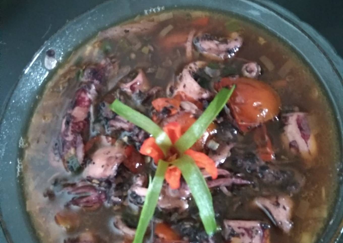 Cumi blackcurrant, bumbu sederhana, seperti pensiunan