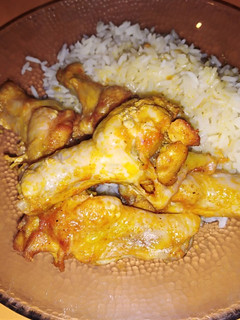 Una foto de Alitas de pollo al horno con arroz graneado