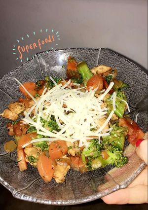 Una foto de Revuelto de verduras y pollo