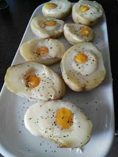 Una foto de Huevos de codorniz en nido de patata y camembert