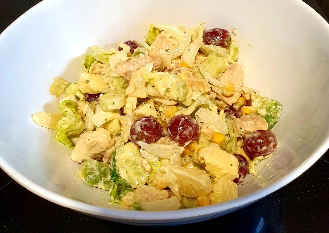 Ensalada distinta con sobras de pollo asado y aliño cremoso