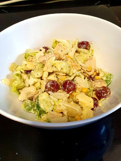 Una foto de Ensalada distinta con sobras de pollo asado y aliño cremoso