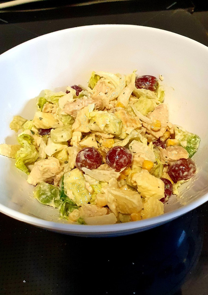 Una foto de Ensalada distinta con sobras de pollo asado y aliño cremoso