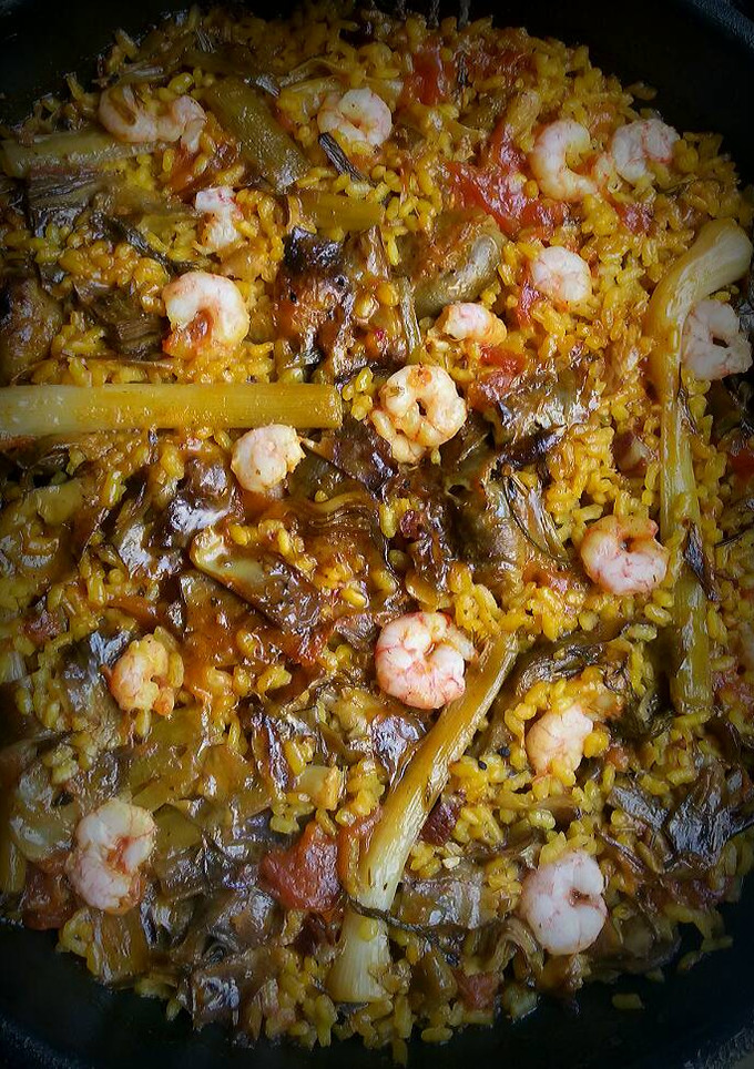 Una foto de Arroz de verduras de temporada (alcachofas y ajos tiernos)