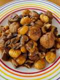 Hackbällchenpfanne mit Gnocchi