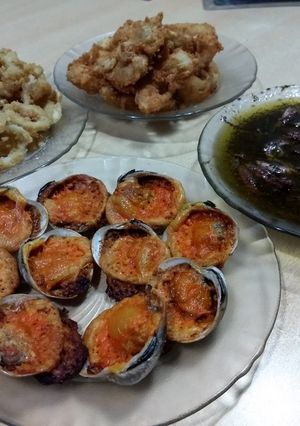 Una foto de Pulpos a la provenzal, mejillones gratinados, rabas y langostino
