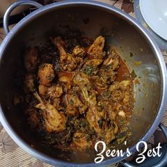 A picture of Paalak Chicken.