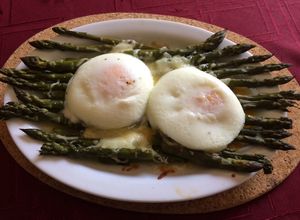 Una foto de Espárragos a la parmigiana (fácil, rápido y liviano)