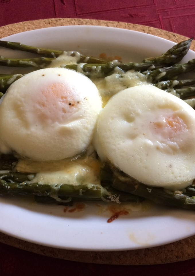 Una foto de Espárragos a la parmigiana (fácil, rápido y liviano)
