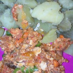 A picture of Scrambled egg nd veg sauce wt sweet potatoes.