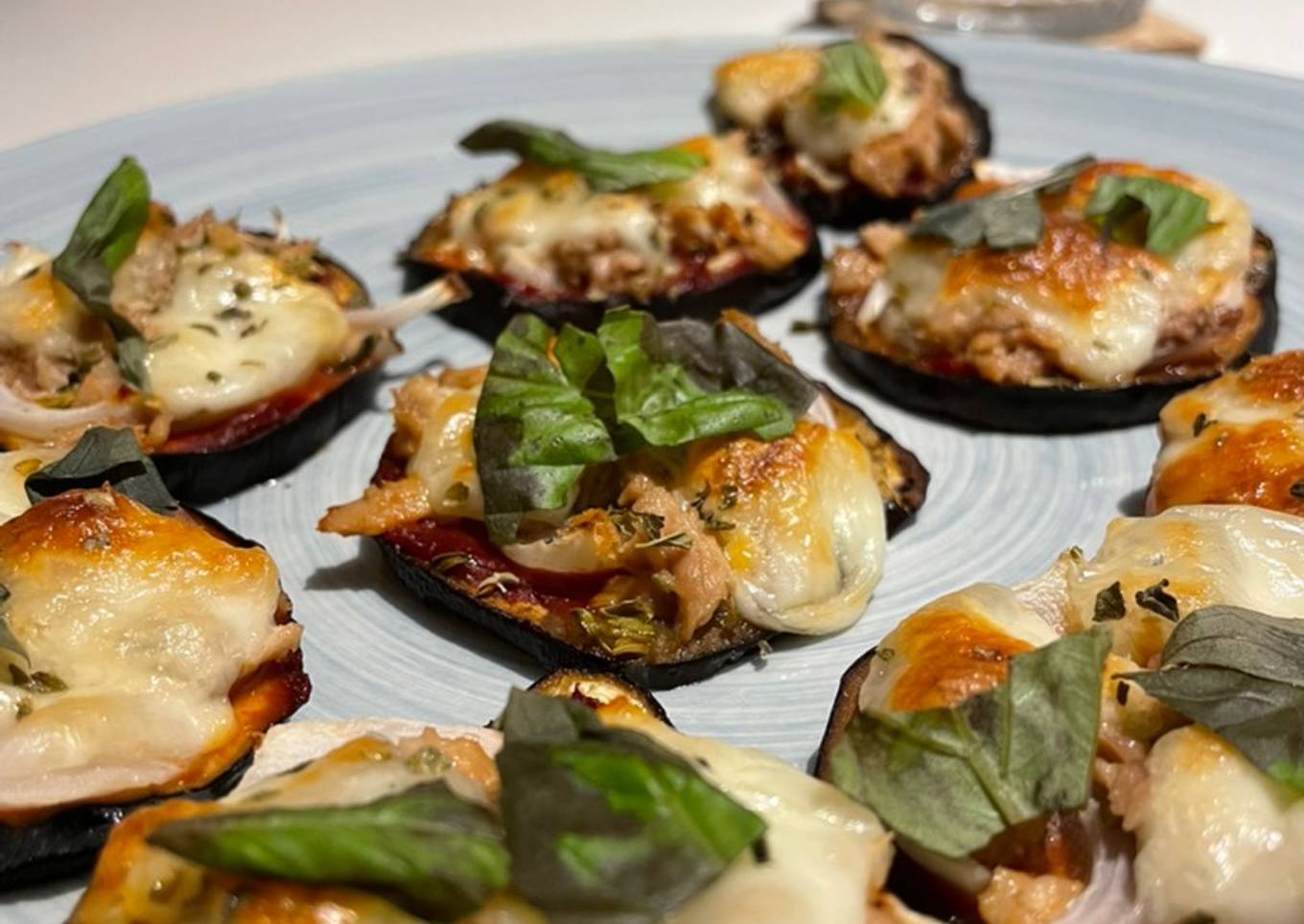 Mini pizzas de atún y cebolla con base de berenjena
