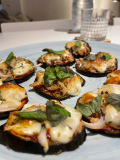 Una foto de Mini pizzas de atún y cebolla con base de berenjena