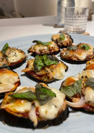 Una foto de Mini pizzas de atún y cebolla con base de berenjena