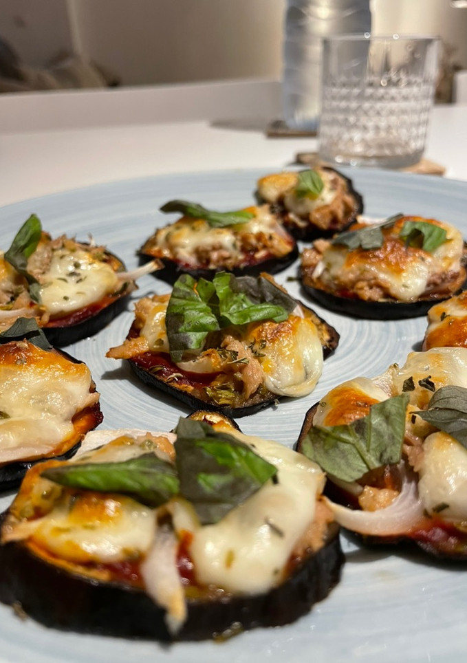Una foto de Mini pizzas de atún y cebolla con base de berenjena