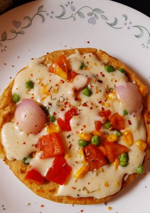 रोटी पिज़्ज़ा (roti pizza recipe in Hindi) रेसिपी मुख्य फोटो