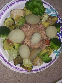 Una foto de Ensalada de atún y vegetales